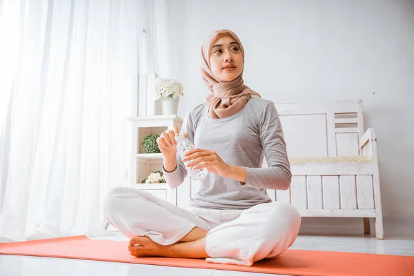Müslüman Tesettürlü Kadın Gülümsedi Yoga Sonrası Şişeden Içti — Stok fotoğraf