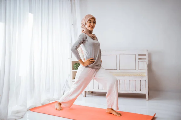 Muslim Hijab Woman Warming Exercise Home Work Out Happily Mattress — Stock Photo, Image