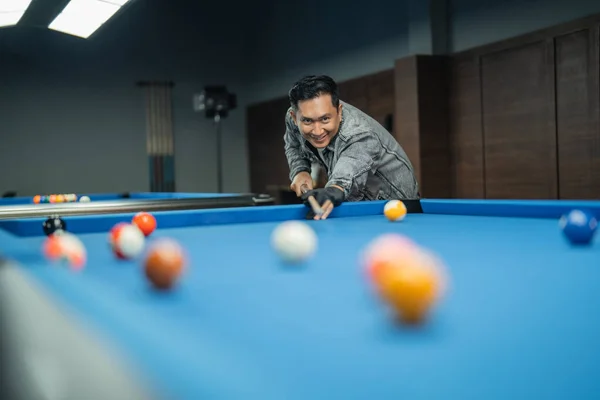 Retrato Guapo Asiático Billar Jugador Empujando Pelota Felizmente Billar Estudio —  Fotos de Stock