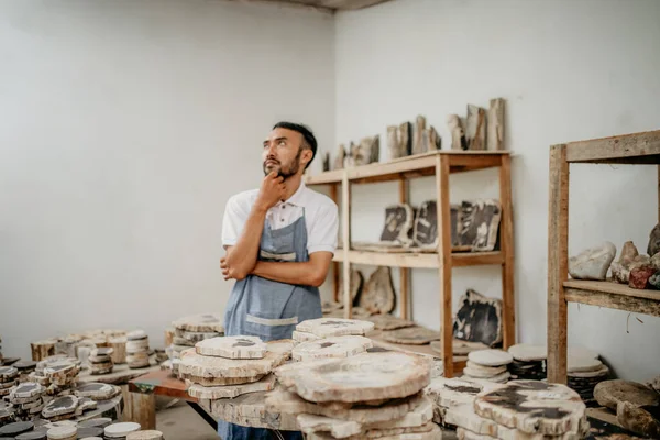石工倉庫でアイデアを模索する思考表現を持つ男性起業家 — ストック写真
