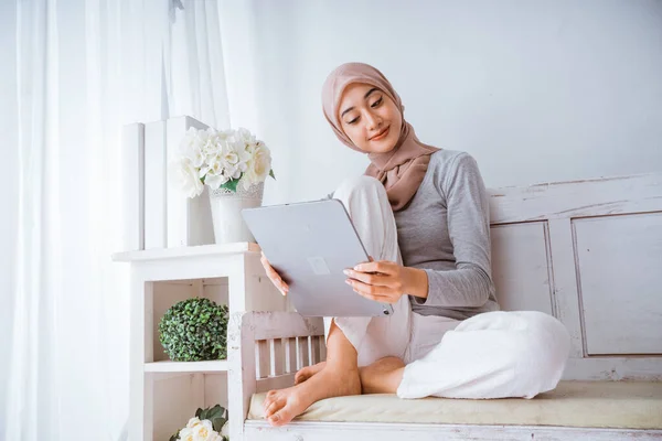 Мусульманская Женщина Хиджаб Наблюдающая Домашним Обучением Планшета Матрасе Комнате Счастливо — стоковое фото