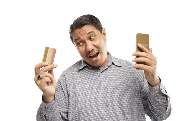 Yaşlı Asyalı Adam Elinde Telefon Kart Tutarken Beyaz Arka Planda — Stok fotoğraf