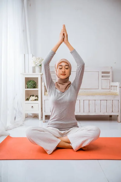 Zdravá Muslimka Nošení Hidžáb Dělá Jóga Pilates Meditace Místnosti Oranžové — Stock fotografie