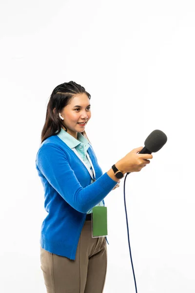 Красивый Репортер Голубой Рубашке Синем Кардигане Стоящий Над Черным Микрофоном — стоковое фото