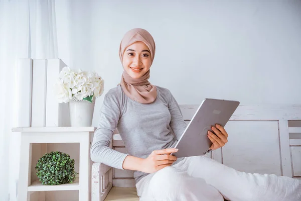 Мусульманская Женщина Хиджаб Наблюдающая Домашним Обучением Планшета Матрасе Комнате Счастливо — стоковое фото
