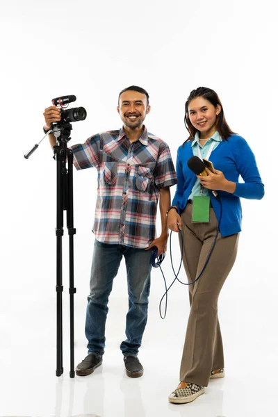 Μια Όμορφη Δημοσιογράφος Μπλε Ζακέτα Και Ένας Κάμεραμαν Στέκονται Μαζί — Φωτογραφία Αρχείου