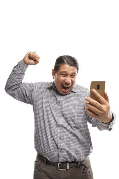 Stary Azjatycki Człowiek Świętując Jego Sukces Trzymając Telefon Pięść Pompa — Zdjęcie stockowe