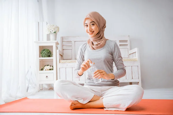 Musulmán Hijab Mujer Sonrisa Beber Botella Después Ejercicio Yoga Casa — Foto de Stock