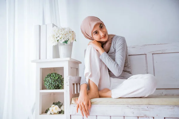 Mujer Musulmana Saludable Usando Camiseta Pantalones Blancos Hijab Haciendo Sentado — Foto de Stock