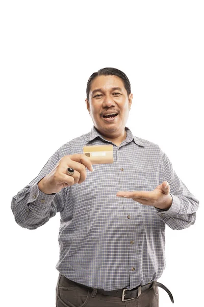 Alte Asiatische Mann Mit Kreditkarte Und Zeigt Glücklich Weißen Hintergrund — Stockfoto