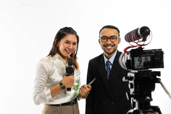 一名女记者用黑色话筒采访一名戴着眼镜的成年男子 用一台摄像机记录 — 图库照片