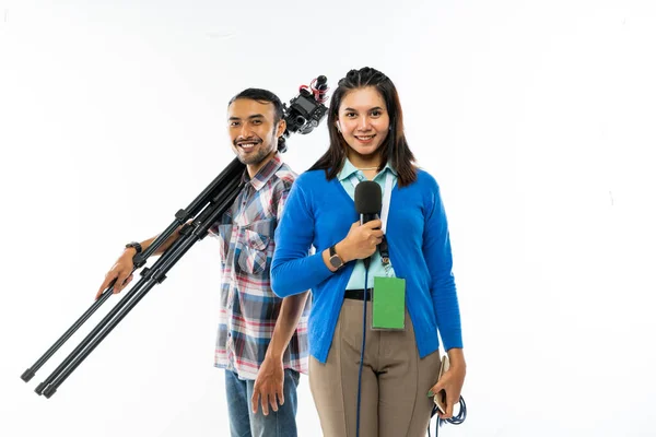 Een Vrouwelijke Verslaggeefster Blauw Vest Met Microfoon Haar Hand Cameraman — Stockfoto