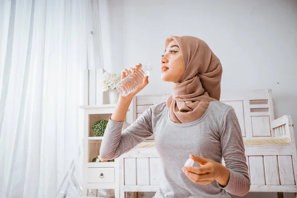 Muslimische Hijab Frau Lächelt Und Trinkt Nach Yoga Training Hause — Stockfoto