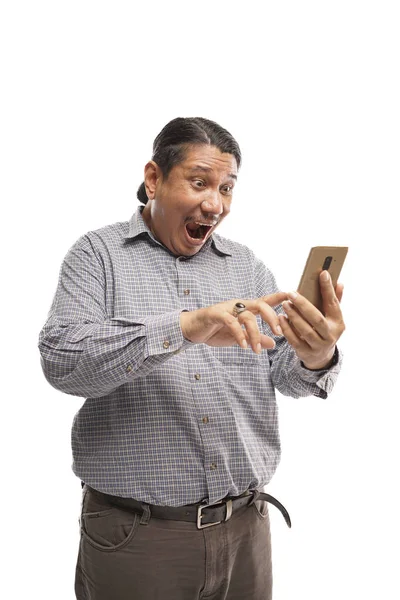 白い背景で携帯電話を見て驚いたかショックを受けたアジア系の老人 — ストック写真