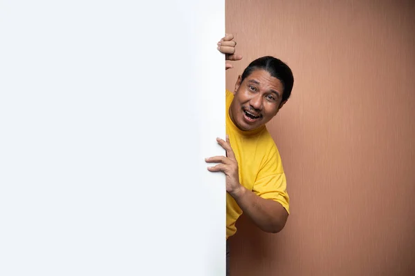 Alter Asiatischer Mann Steht Hinter Und Hält Leere Weiße Tafel — Stockfoto