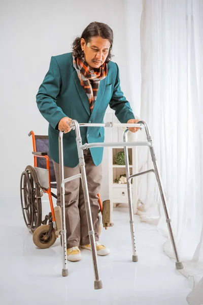 Tekerlekli Sandalyede Oturan Yaşlı Adam Huzurevinde Walker Frame Ile Yürümeye — Stok fotoğraf