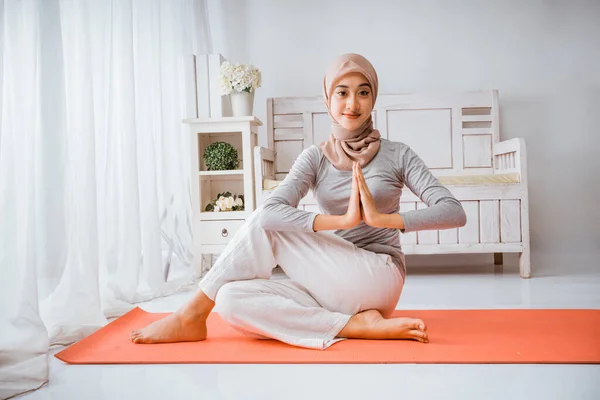 Mujer Musulmana Instructora Usando Hijab Haciendo Pilates Yoga Medio Pez — Foto de Stock