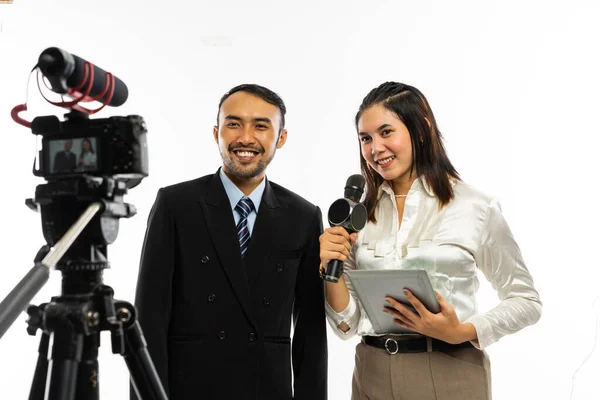 Eine Schöne Journalistin Weißer Bluse Spricht Mit Einem Mikrofon Die — Stockfoto