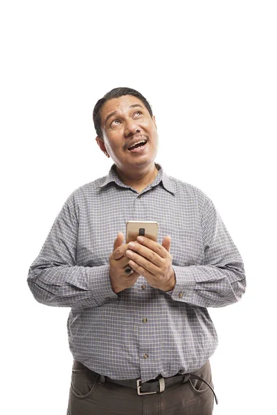 レトロなスタイルのアジア系の老人が携帯電話を持ち笑顔で楽しそうに白い背景を見上げながら — ストック写真