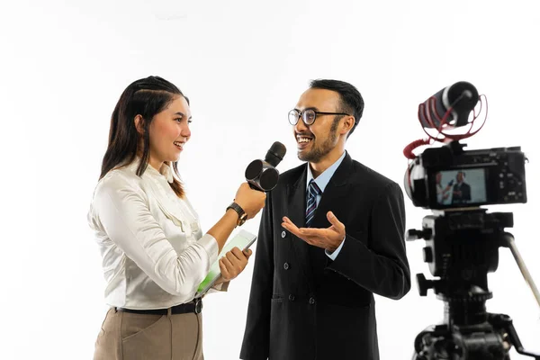 Güzel Bir Gazeteci Siyah Bir Mikrofon Kullanarak Yetişkin Bir Adamla — Stok fotoğraf