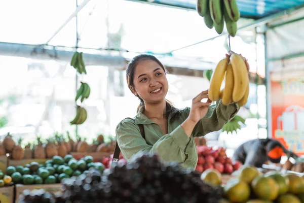Hermoso Cliente Recogiendo Los Plátanos Percha Tienda Frutas — Foto de Stock