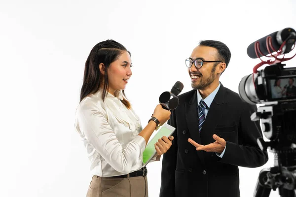 Dorosły Mężczyzna Okularach Rozmawiający Dziennikarką Białej Bluzce Pomocą Czarnego Mikrofonu — Zdjęcie stockowe