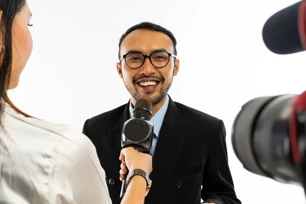Mavi Gömlekli Siyah Gözlüklü Yetişkin Bir Adam Siyah Mikrofon Kullanan — Stok fotoğraf