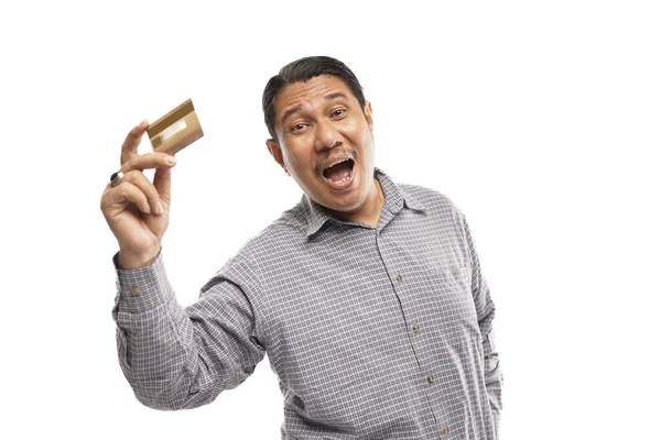 Stary Azji Człowiek Trzymając Karty Kredytowe Pokazując Szczęśliwie Biały Tło — Zdjęcie stockowe