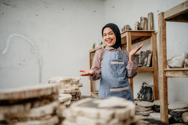 Lächelnde Muslimin Mit Handbewegung Die Vor Dem Hintergrund Eines Steinhandwerks — Stockfoto