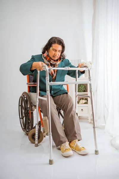 Пожилой Человек Сидящий Инвалидной Коляске Пытается Ходить Ходунками Уходе Домом — стоковое фото