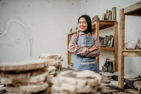 イスラム教徒の女性は石工芸品店で交差彼女の手で笑顔 — ストック写真