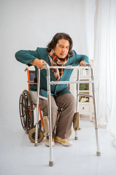 휠체어에 앉아서 요양원에서 보행기 프레임으로 — 스톡 사진