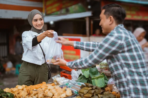 Beautiful Girl Wearing Headscarf Selling Food Stall Side Road Gives — Stock Photo, Image