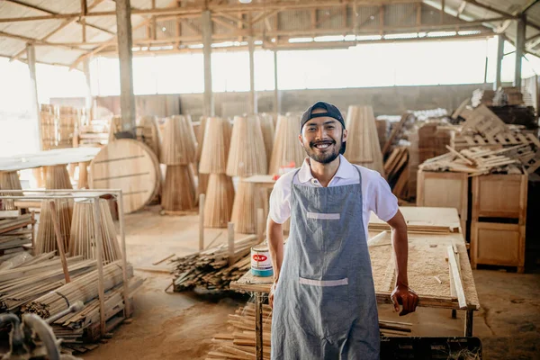 Lächelnder Asiatischer Unternehmer Mit Schürze Einem Holzlager — Stockfoto