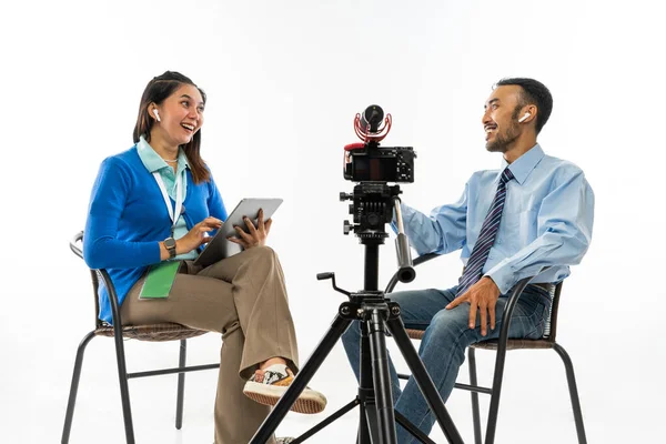 Mavi Hırkalı Bir Kadın Gazeteci Röportaj Yaparken Sandalyede Oturan Mavi — Stok fotoğraf