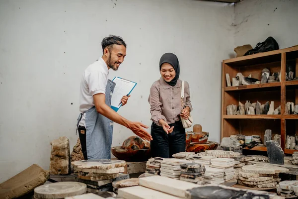 Muž Podnikatel Sloužící Asijské Ženské Zákaznici Tím Ukazuje Kamenné Řemesla — Stock fotografie