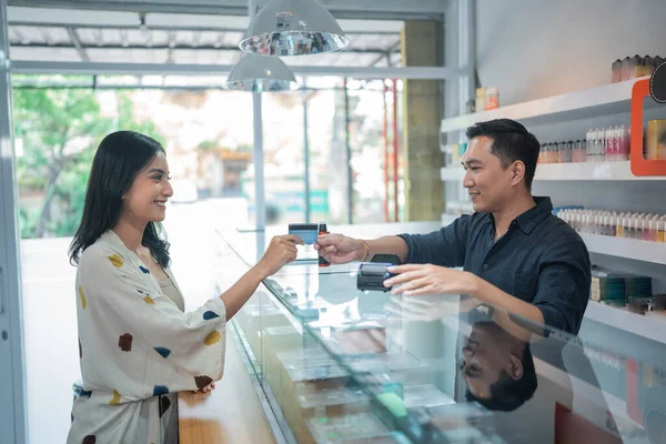 Female Customer Paying Stuff Using Credit Card Vape Store — Stock Photo, Image