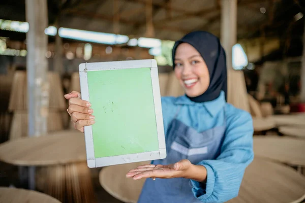 Asijská Žena Podnikatel Závoji Ukazuje Tablet Obrazovku Kameru Obchodě Dřeva — Stock fotografie