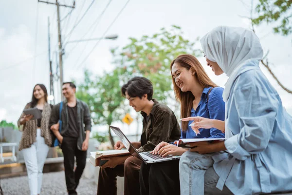 Group Young Students Studying Using Laptop Sitting Outdoor Cafe — Stock Photo, Image