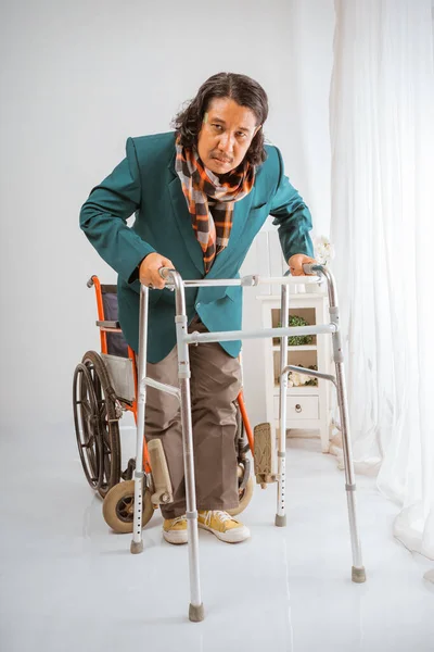Älterer Mann Sitzt Rollstuhl Und Versucht Mit Rollator Pflegeheim Gehen — Stockfoto