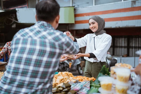 Beautiful Girl Wearing Headscarf Selling Food Stall Side Road Gives — Stock Photo, Image