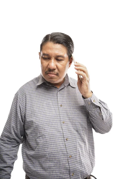 Γέρος Ασιάτης Μιλάει Συζητά Στο Τηλέφωνο Ενοχλημένη Φάτσα Λευκό Φόντο — Φωτογραφία Αρχείου