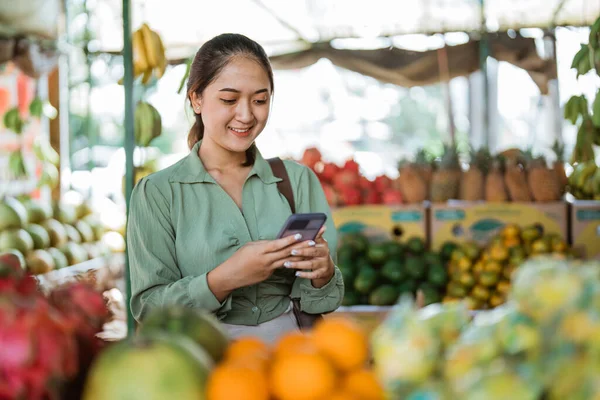 Meyve Dükkanının Önünde Dikilmiş Telefona Bakan Güzel Bir Müşteri — Stok fotoğraf
