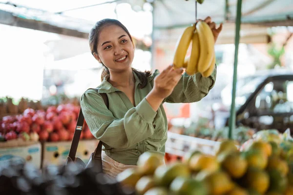 Vrouwelijke Klant Plukt Bananen Uit Hanger Fruitwinkel — Stockfoto