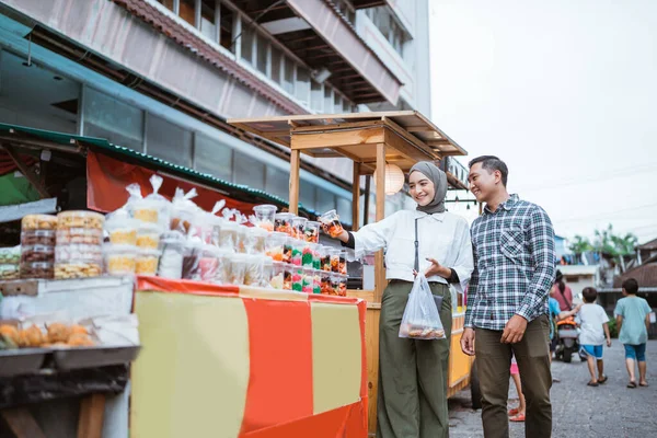 Gyönyörű Muszlim Pár Vásárol Egy Élelmiszer Standon Vagy Utcai Eladó — Stock Fotó