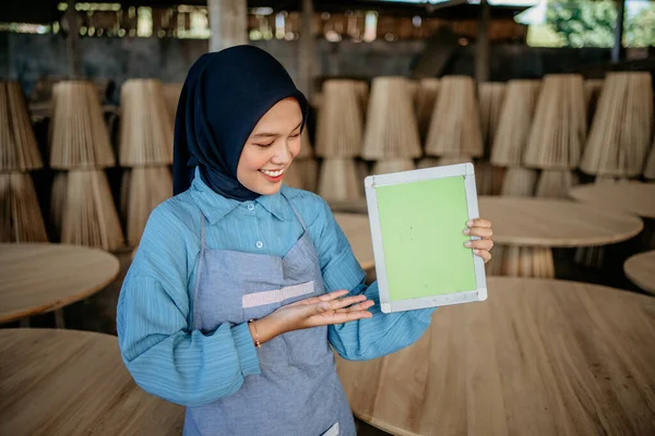 Asijské Ženy Podnikatel Závoji Zobrazování Tabletu Obrazovka Kameru Obchodě Dřeva — Stock fotografie