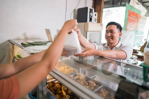 Asiático Cliente Masculino Recebe Pacote Plástico Alimentos Vendedor Enquanto Compra — Fotografia de Stock