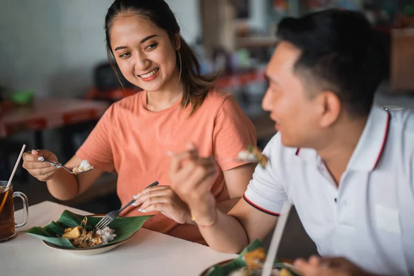 Bela Asiático Mulher Olhando Para Bonito Homem Enquanto Tendo Almoço — Fotografia de Stock