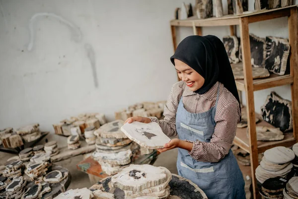 ヒジャーブ石工芸の起業家のイスラム教徒の女性は 手工芸品ワークショップルームで石をチェック — ストック写真