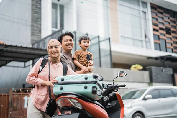 Schöne Muslimische Familie Beim Gemeinsamen Motorradfahren Während Des Mubarak Urlaubs — Stockfoto